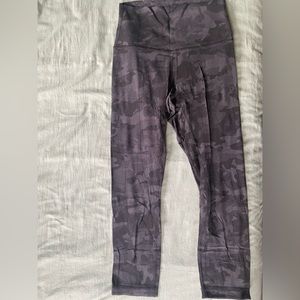 Lululemon black camo cropped leggings size 4